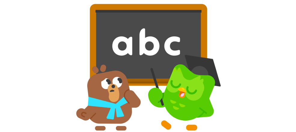  Duo con un birrete universitario señala una pizarra que tiene escritas las letras “abc”. Fofo, el oso, mira la pizarra confundido.