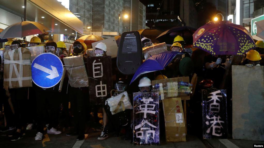 香港市民2019年7月28日在北京驻香港中联办附近举行示威设立路障反对警察暴力。
