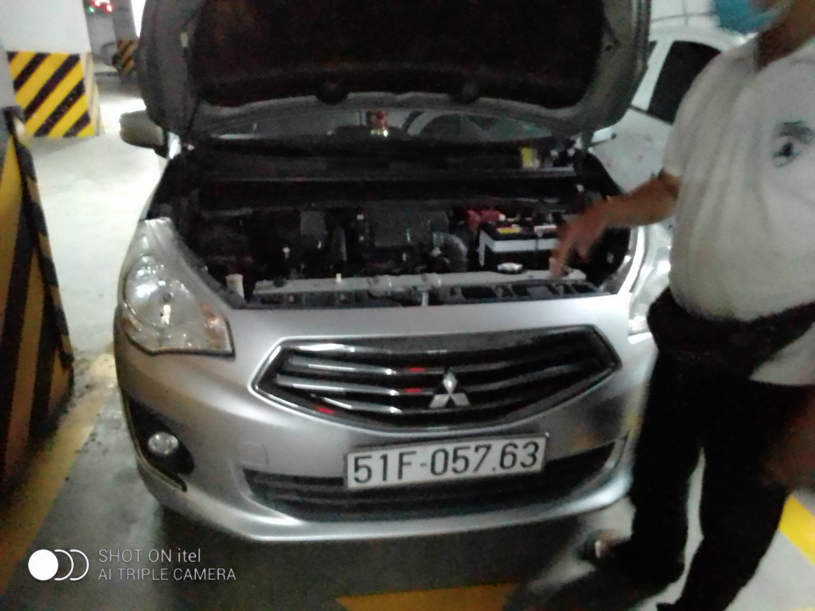 Thay ắc quy xe Mitsubishi outlander