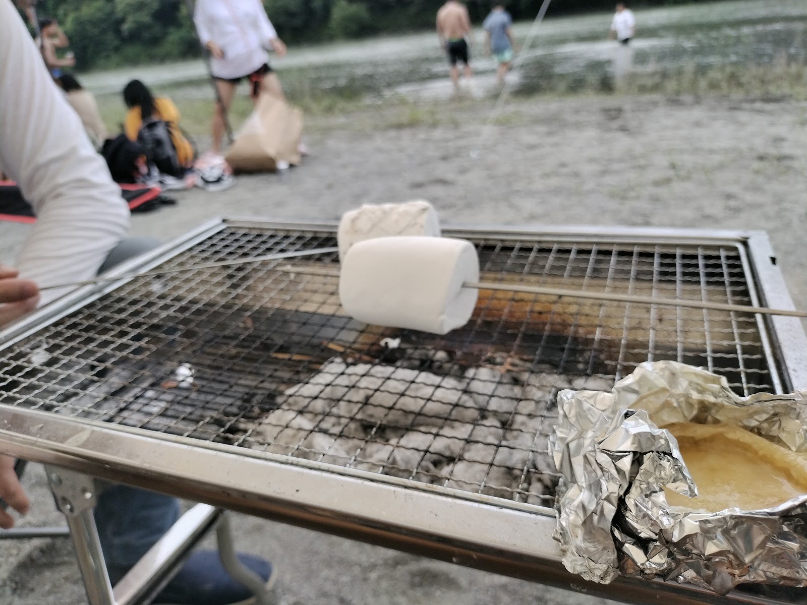 バーベキューで焼くマシュマロ