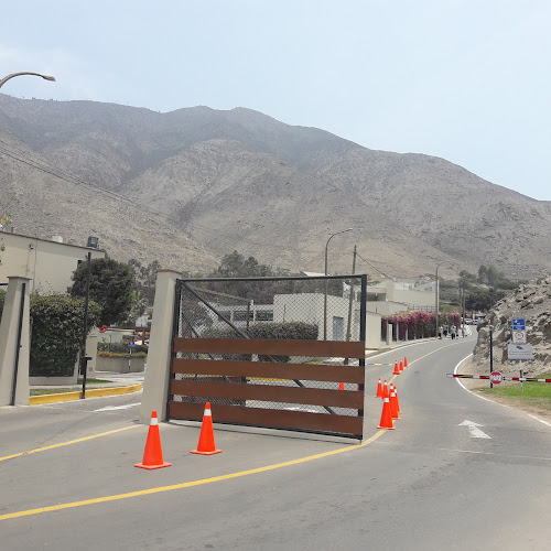 Colegio Villa Caritas - Parking Lot - Escuela