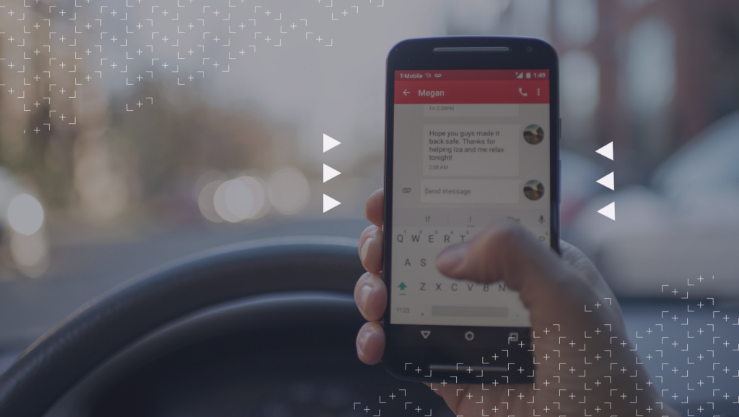Persona que usa el teléfono celular mientras conduce