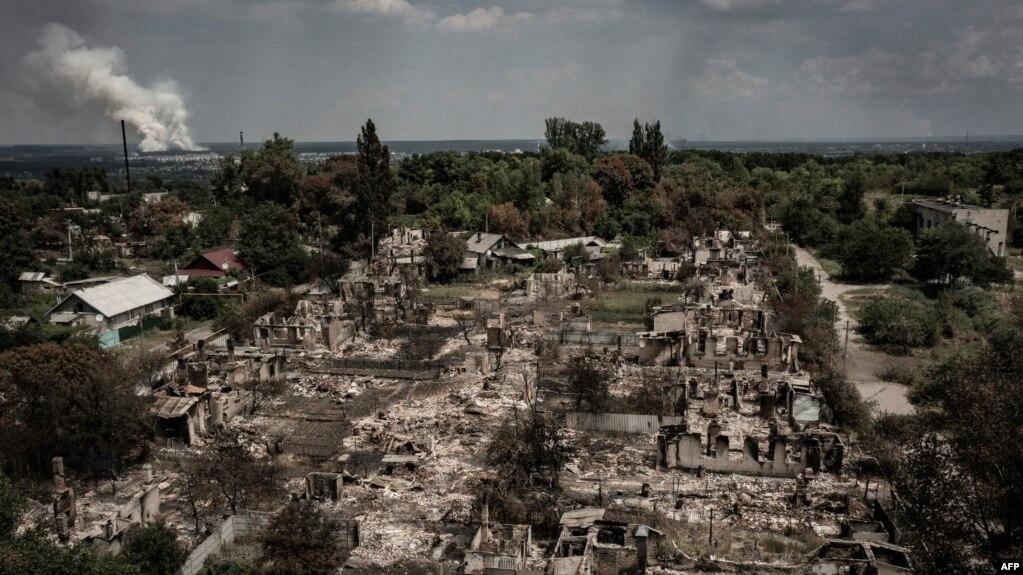 Ảnh chụp từ trên không cho thấy những ngôi nhà bị phá hủy sau cuộc giao tranh ở thị trấn Pryvillya, vùng Donbas, miền đông Ukraine, vào ngày 14/6/2022.