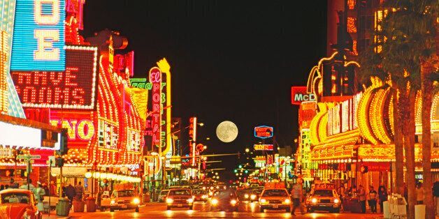 thành phố las vegas - Đường phố Las Vegas lung linh sắc màu về đêm.