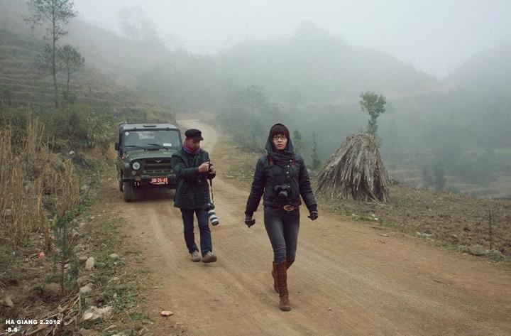 Nhà báo Thu Trang trong một chuyến tác nghiệp tại vùng cao
