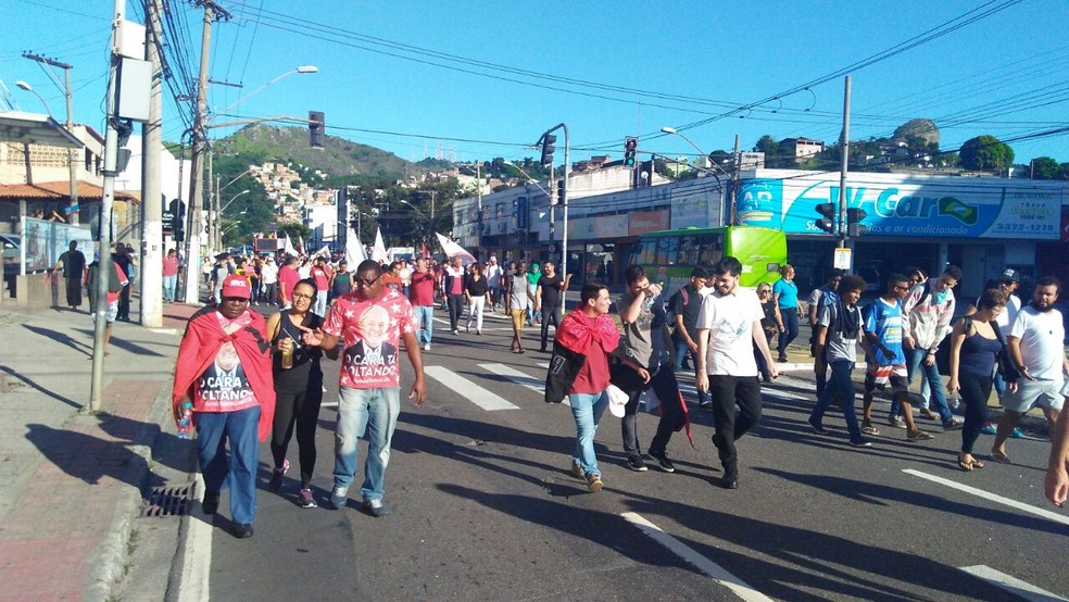 Protesto na Avenida Vitória (Foto: Kaique Dias/ CBN Vitória)