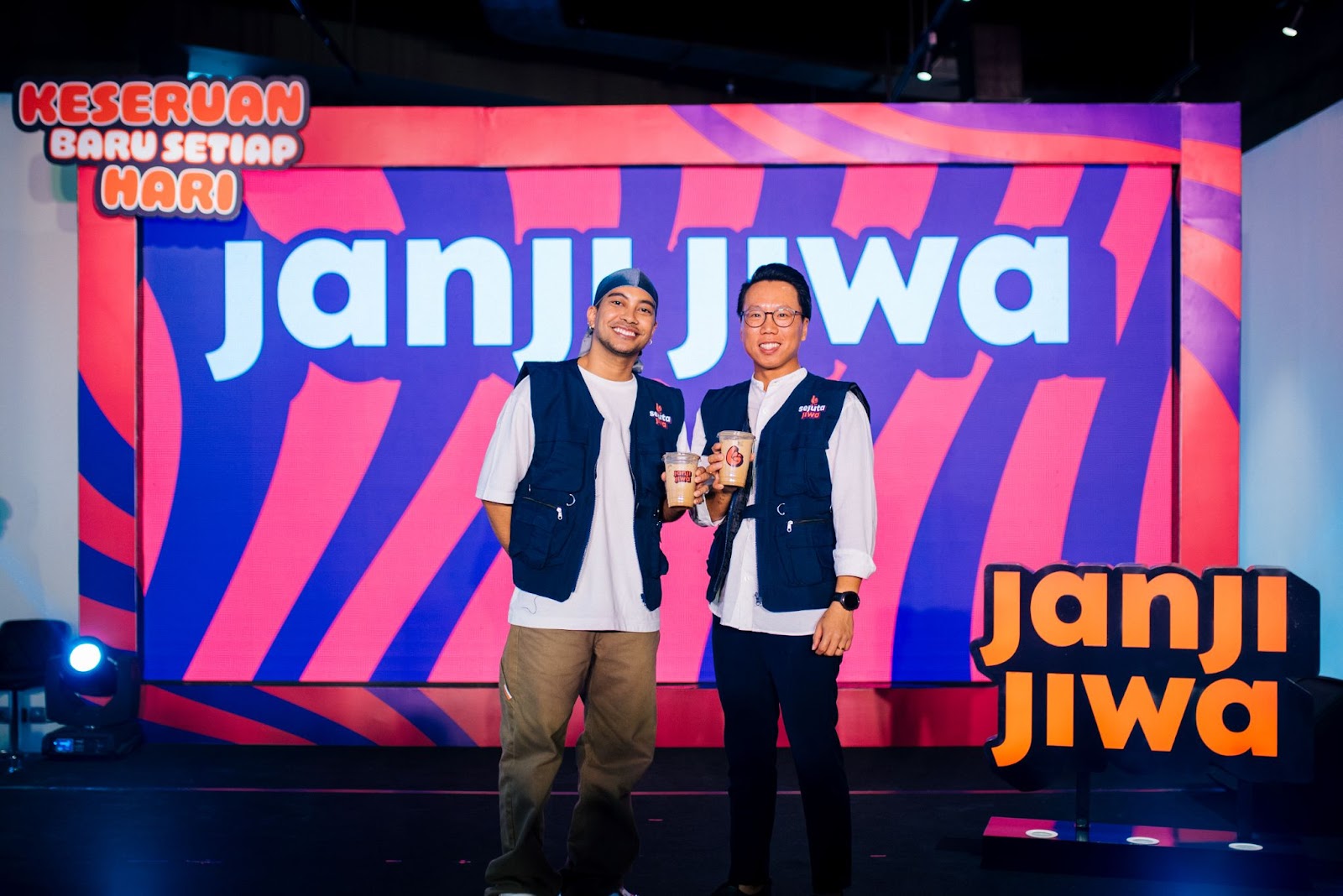 Gamaliel (kiri) sebagai Brand Ambassador Janji Jiwa bersama Billy Kurniawan (kanan) selaku CEO dan Founder Jiwa Group.
