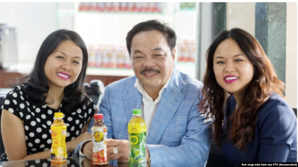 Ông Trần Quý Thanh cùng hai con gái: Trần Uyên Phương (phải) và Trần Ngọc Bích (trái) - Ảnh chụp màn hình VTC