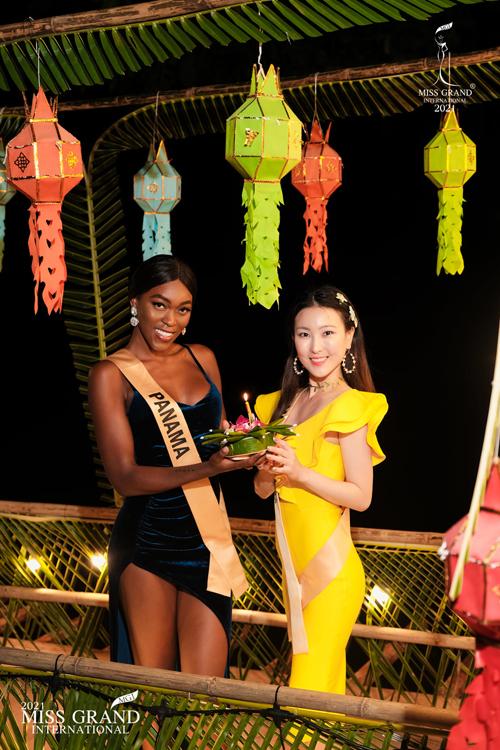 Sen yang không phải là thí sinh có gương mặt và hình thể nổi bật ở Miss Grand International. Nhưng cô thu hút truyền thông và khán giả bởi sự thân thiện, dí dỏm. Người đẹp Hong Kong luôn chiếm sóng tại các sự kiện nhờ cách chọn váy áo và phong cách đáng yêu.