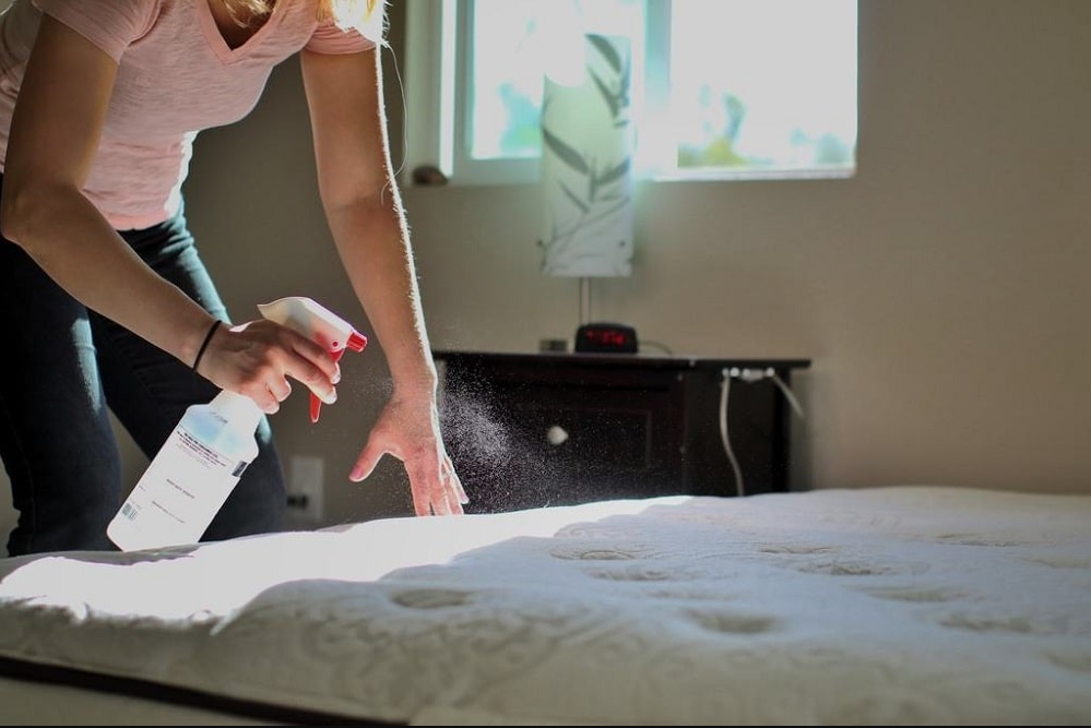Eliminate your mattress topper’s smells by cleaning it with a solution of vinegar and water. 