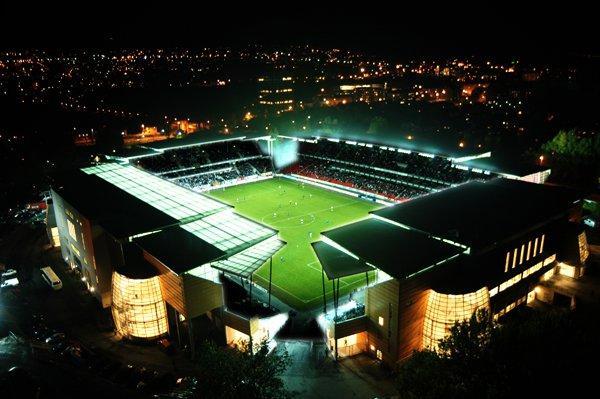 Imagem do Lerkendal Stadion durante uma partida à noite.       (Foto: Reprodução-Facebook Oficial do Estádio) 