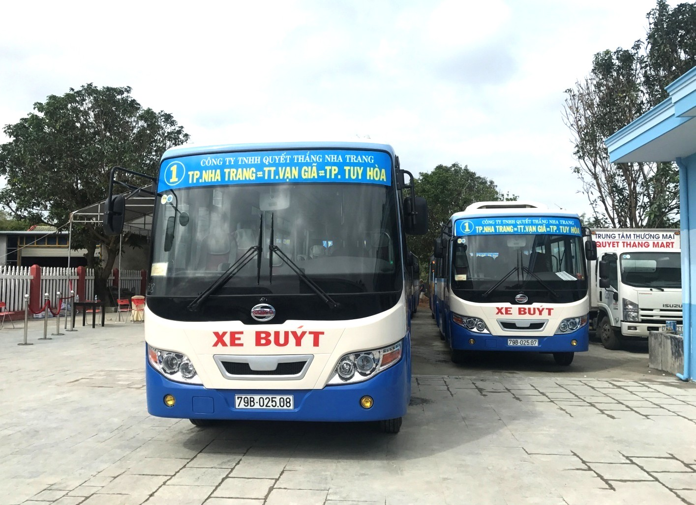 Di chuyển bằng xe bus để đến các địa điểm vui chơi tại Nha Trang (Nguồn: Internet)