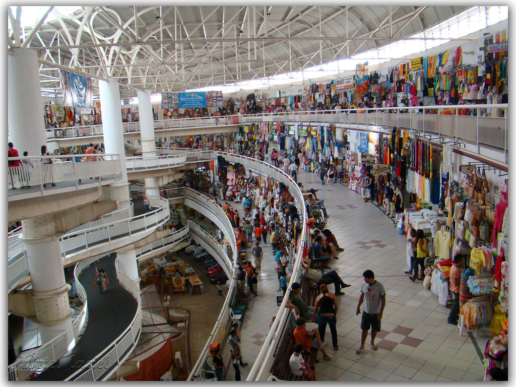 Lojas com inúmeras mercadorias a mostra dentro do mercado central de Fortaleza. 