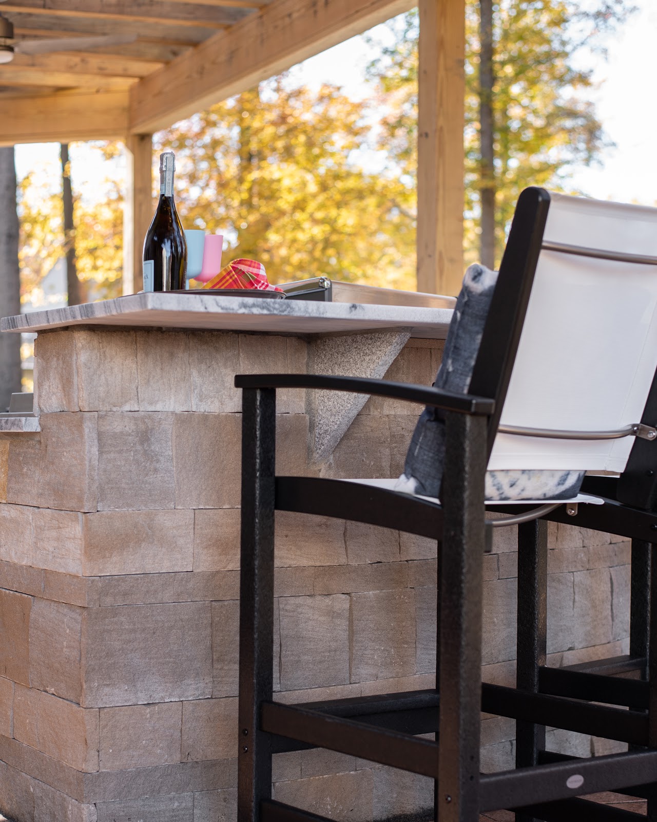Outdoor kitchen with Polycor's Indiana Limestone veneer