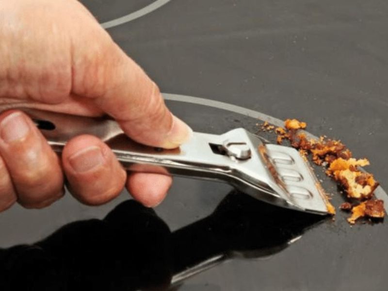 Cần phải sử dụng dao chuyên dụng để làm sạch các vết bẩn cứng đầu bám trên mặt bếp hồng ngoại