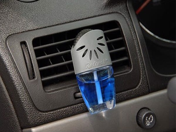 Để hoa quả/nước hoa trong xe để khử mùi

