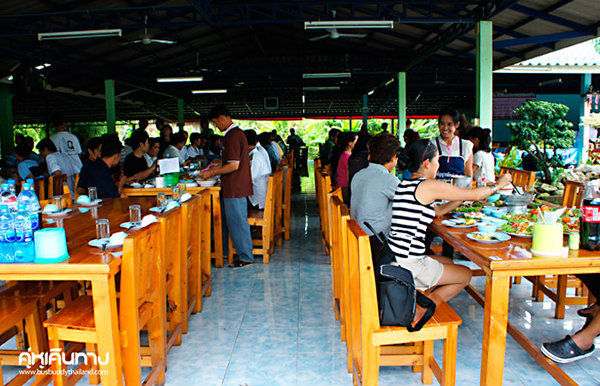 1. ร้านไก่ย่างสองสาว