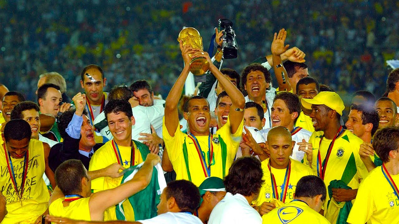Brazil team winning the 2002 World Cup