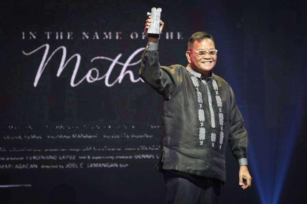 Director Joel Lamangan accepting honor for his film, ‘In The Name Of The
Mother.’
