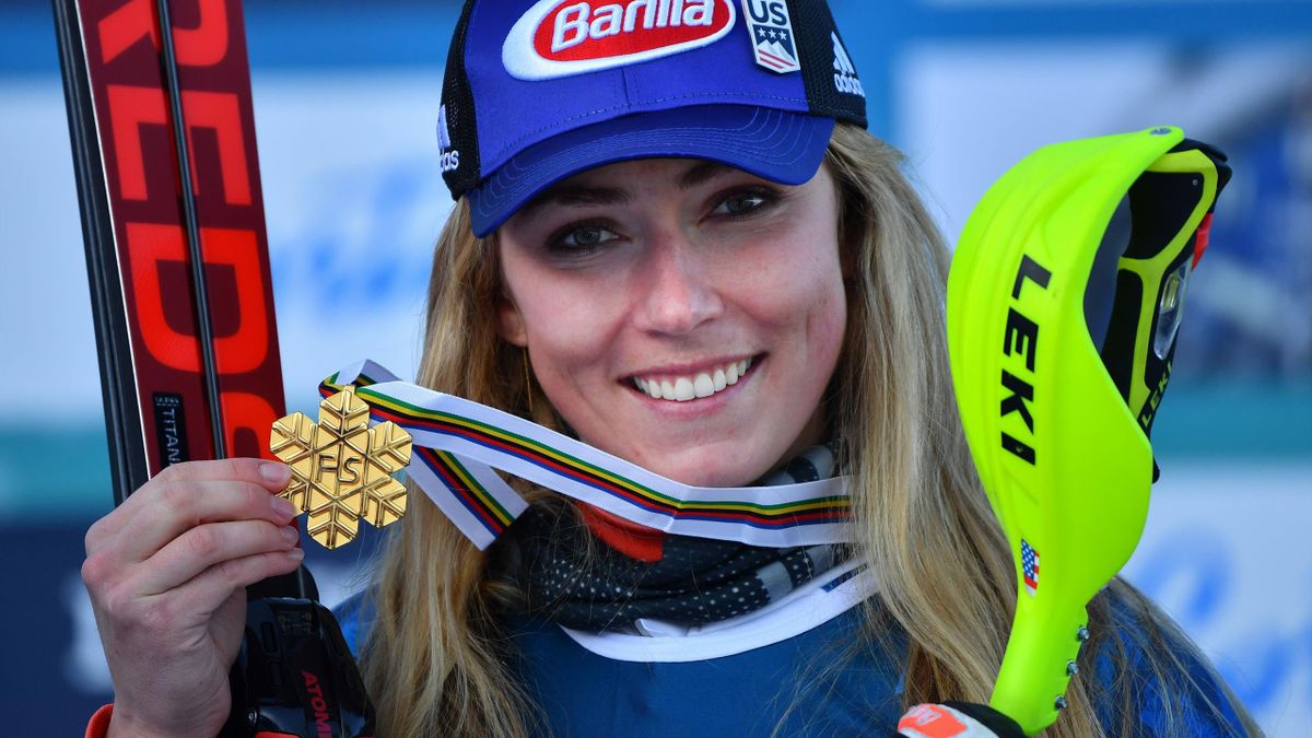 La esquiadora Mikaela junto a una de las medallas.