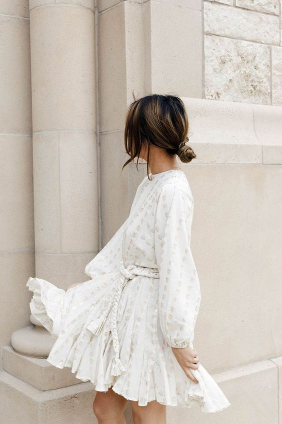Una mujer muestra un vestido corto blanco, uno de los colores de moda verano 2020