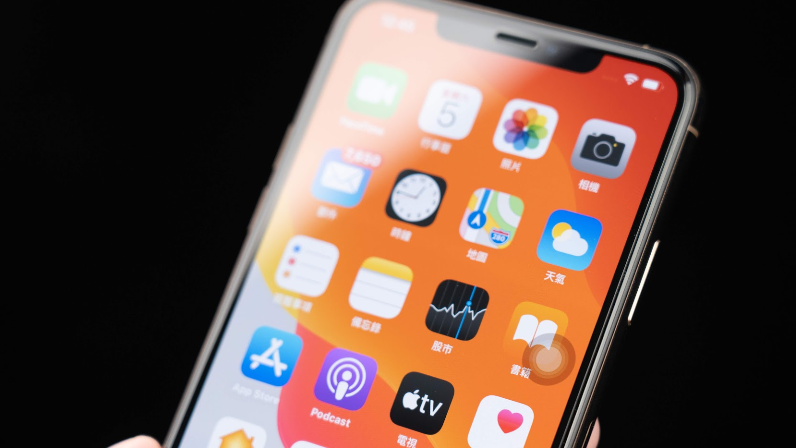開箱上手 真的需要為iphone 11 貼保護貼 裝保護殼嗎 Hoda 2 5d 3d 隱形滿版玻璃保護貼 Hoda 柔石軍規防摔保護殼 科技狗