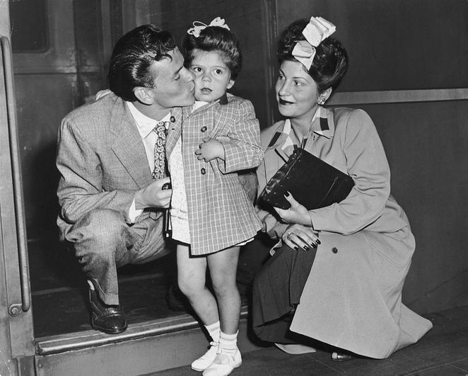 Little Nancy Sinatra with her father, Frank Sinatra and mother Nancy, 1942.