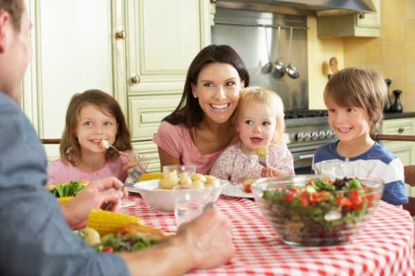 famille heureuse à table