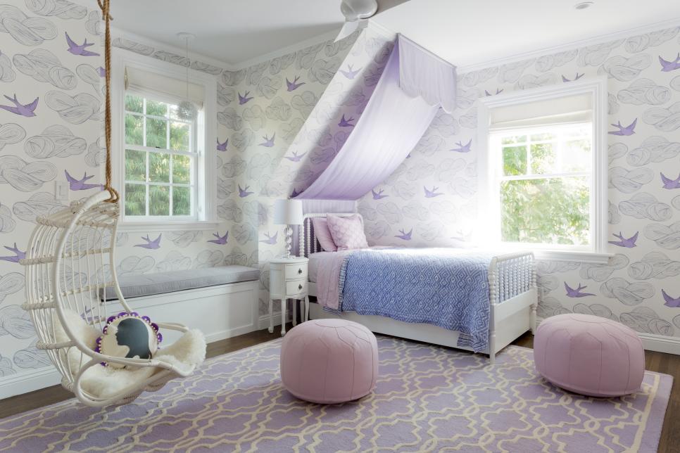 kamar tidur dengan perpaduan warna putih dan ungu