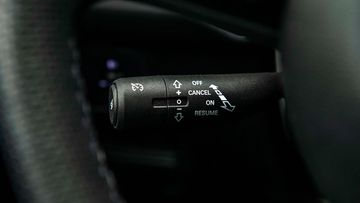 cần gạt của hệ thống điều khiển hành trình Cruise Control được đặt bên dưới có phần không thuận tiện lắm, cá nhân tôi vẫn thích cụm cruise control đặt trên vô-lăng hơn. 