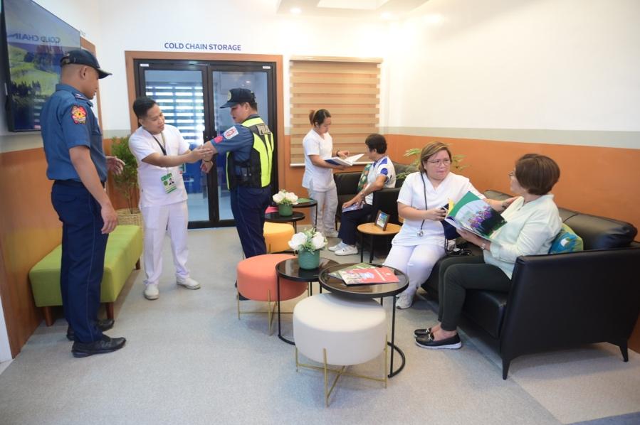 A group of people in a waiting room

Description automatically generated