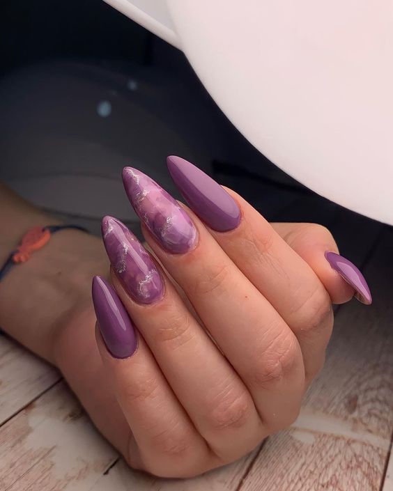 Imagem Com Unhas Marmorizadas Na Cor Roxo