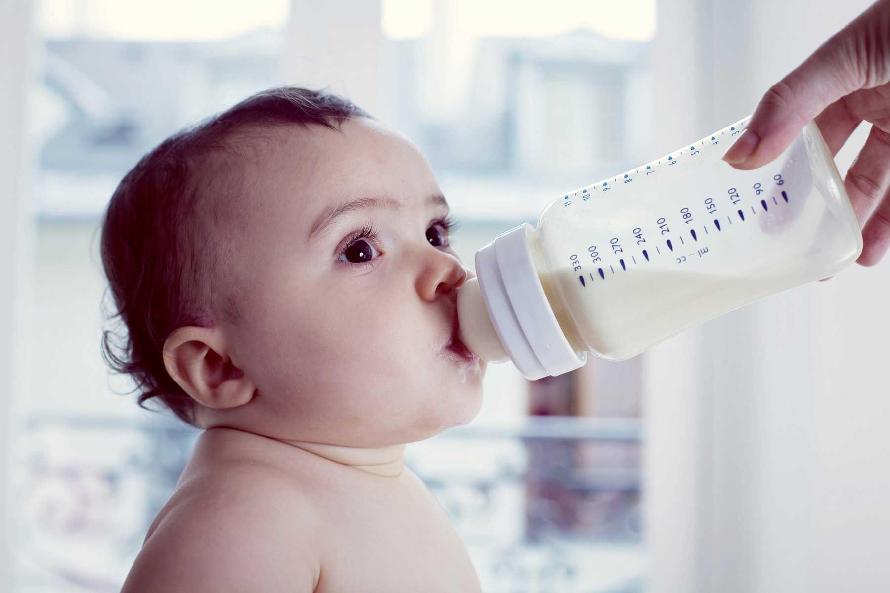 Băn khoăn không biết có nên đổi sữa cho trẻ sơ sinh?