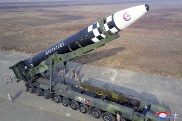 Một hỏa tiễn đạn đạo xuyên lục địa (ICBM) chuẩn bị phóng trong bức ảnh không đề ngày tháng này được công bố hôm 19/11/2022. (Ảnh: Thông Tấn Xã Trung ương Bắc Hàn-KCNA/qua Reuters)