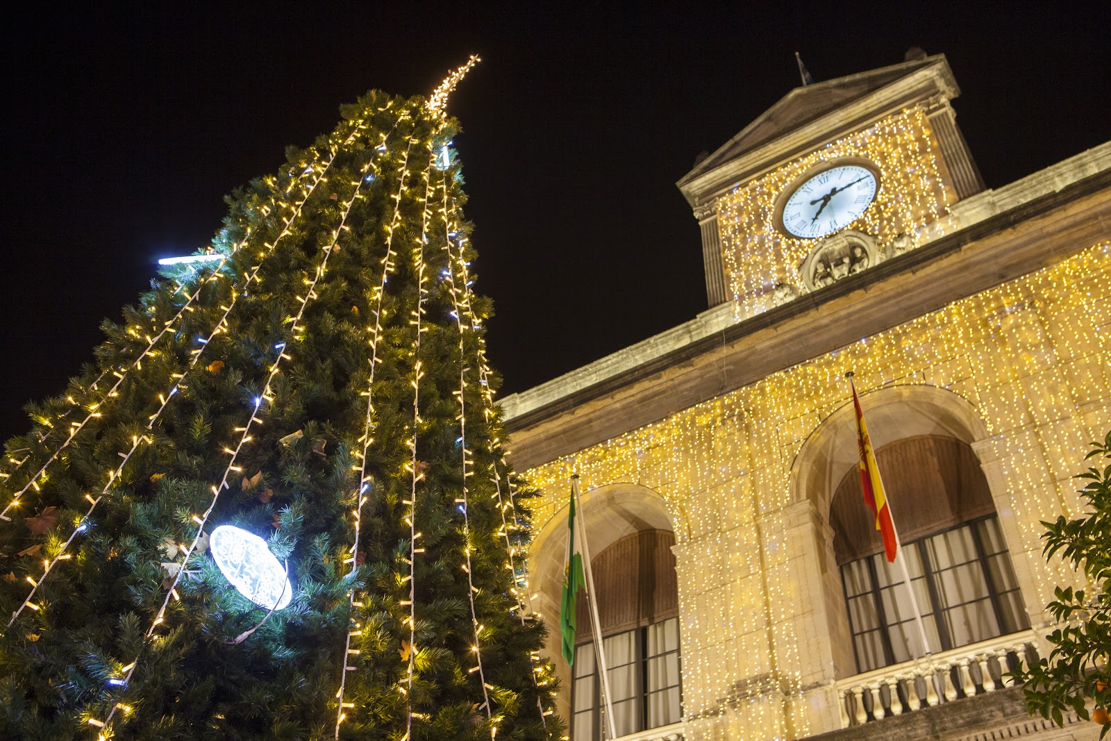 Sevilla tiene un color mágico para fin de año