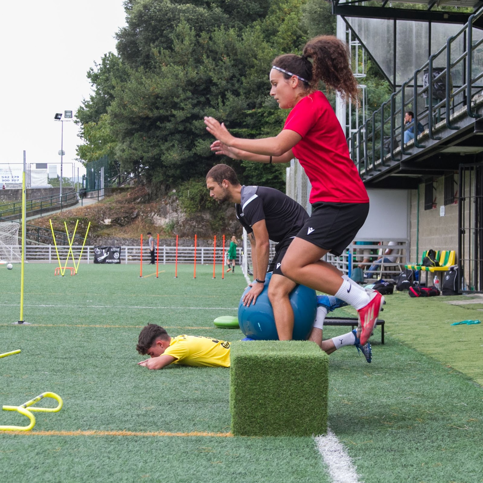 Un futbolista completo combina su potencial futbolístico con la exigencia física que impone el fútbol actual.