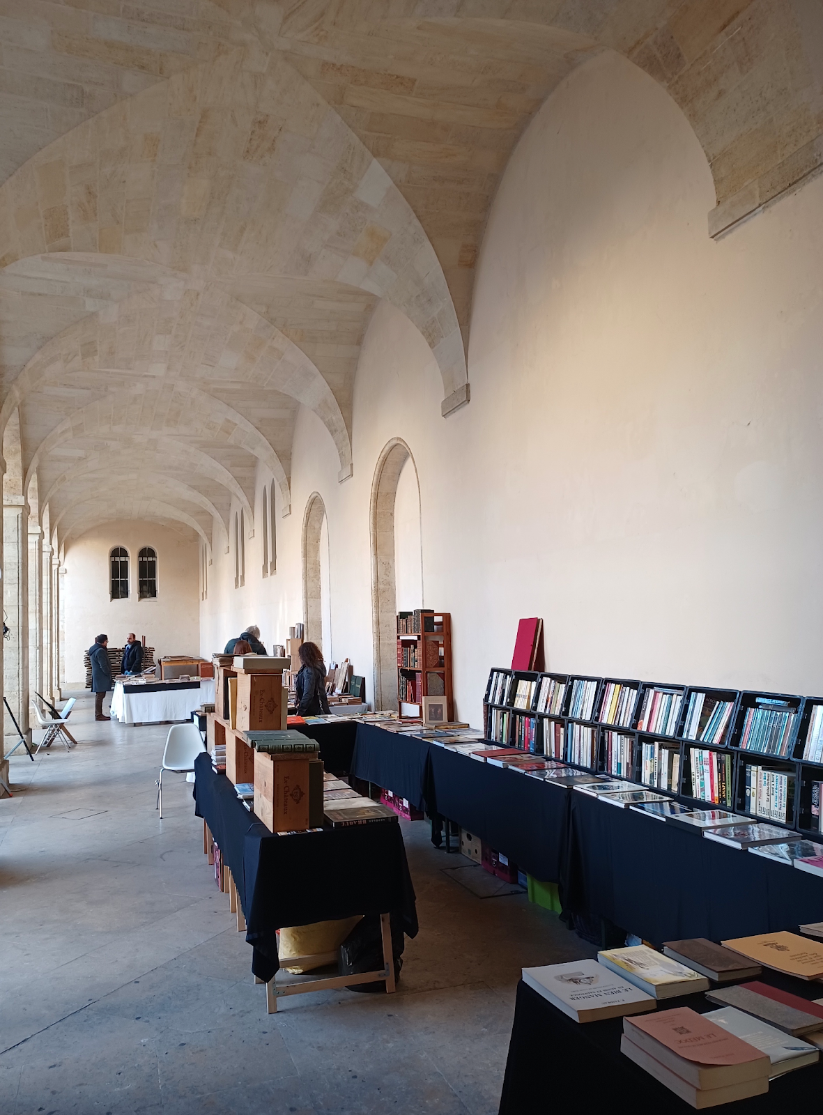 Stands de livres d'occasions sur le salon du livre ancien de Bordeaux.