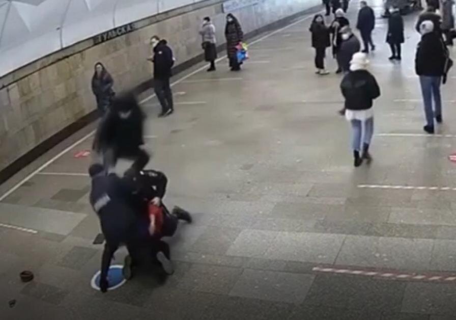 Мигрантов, напавших на полицейских в московском метро, суд отправил в колонию