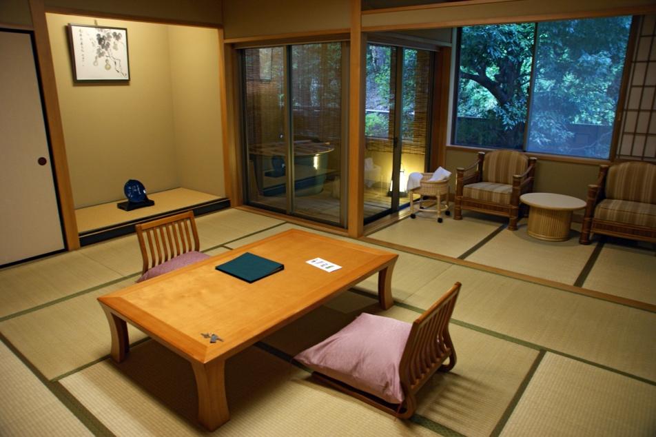 A room with a table and chairsDescription automatically generated