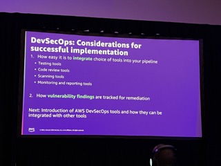 Foto de um slide apresentado durante o evento, nele está escrito "DevSecOps: Considerations for successful implementation".
