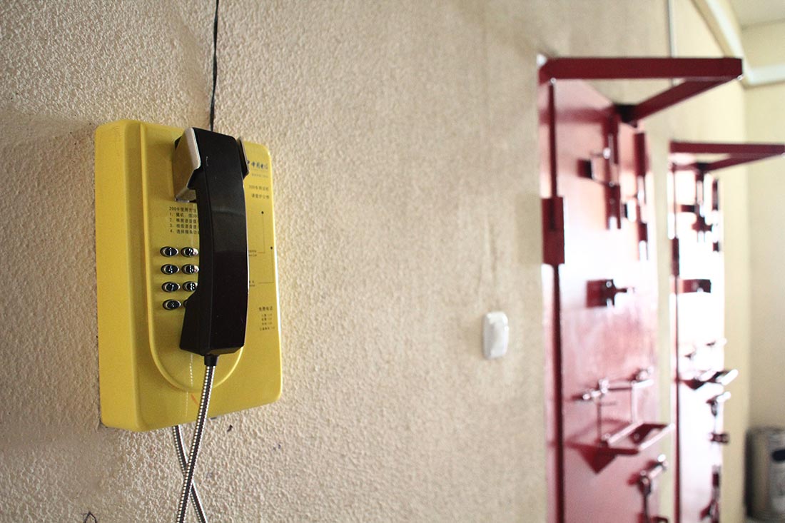 Купить телефон на стену. Глданская тюрьма №8 (Тбилиси). Глданская тюрьма 8. Телефон висит на стене. Телефоны которые висят на стенах.