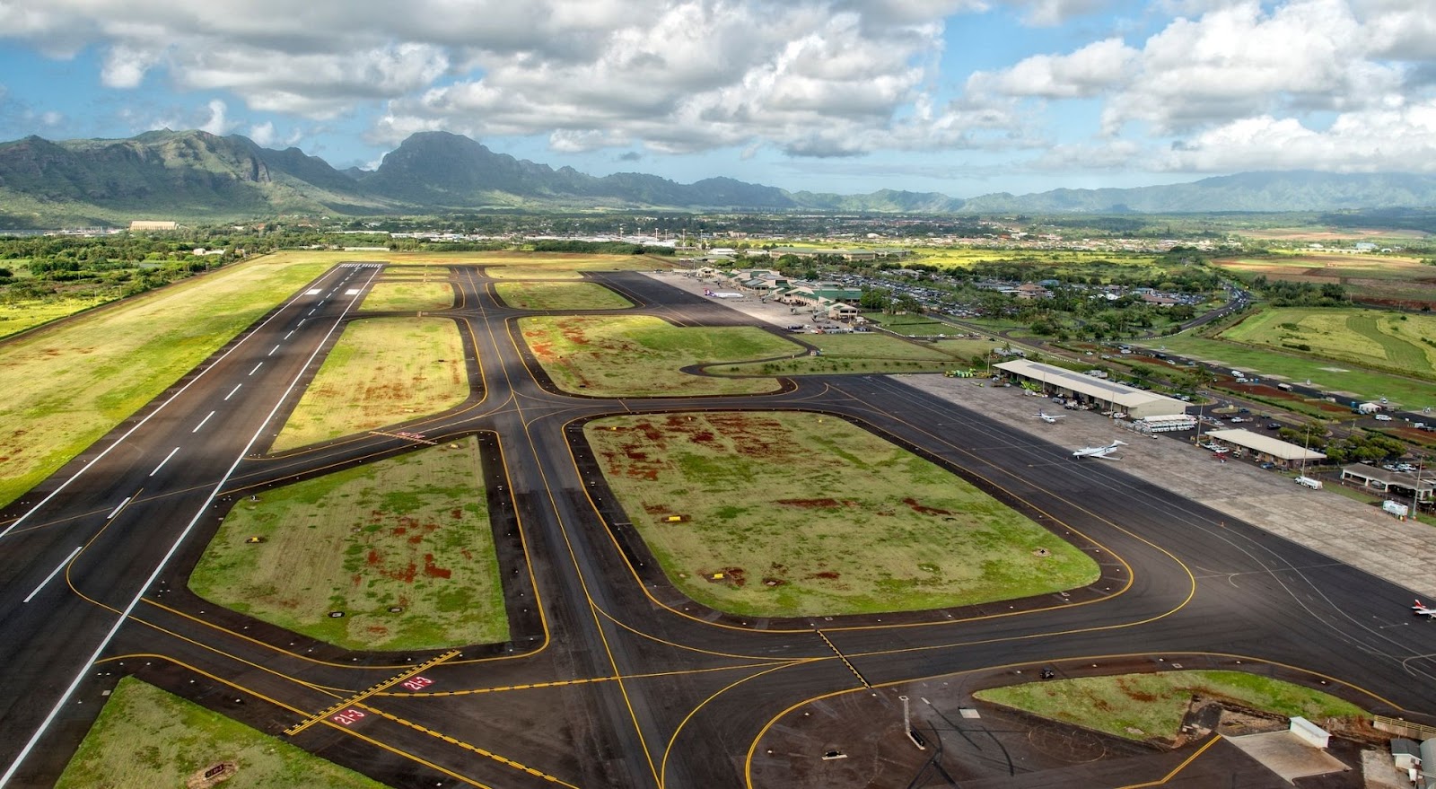 Hawaii airport runway