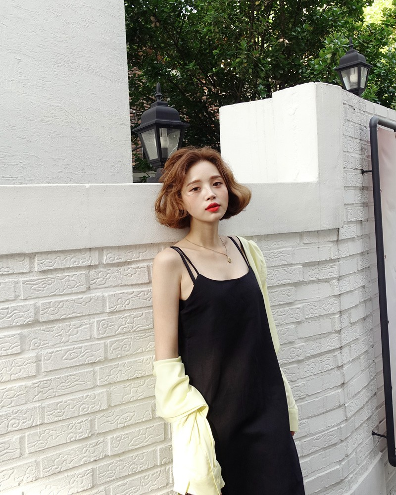 Váy hai dây phối đồ với áo cardigan quyến rũ, nhẹ nhàng, thu hút người đối diện