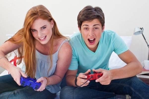 Thuê người chơi game cùn