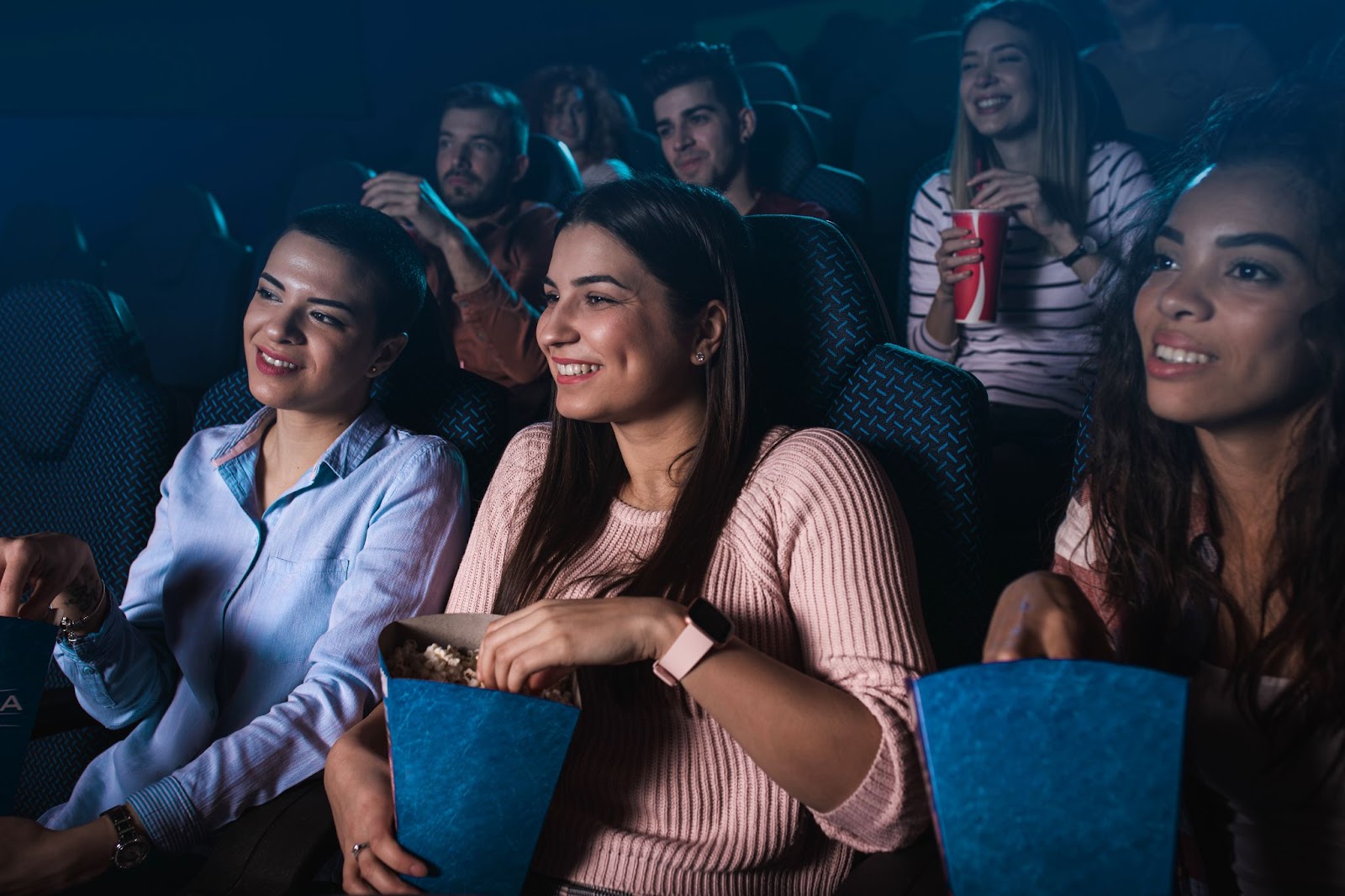 Jovens assistindo a um filme no cinema.