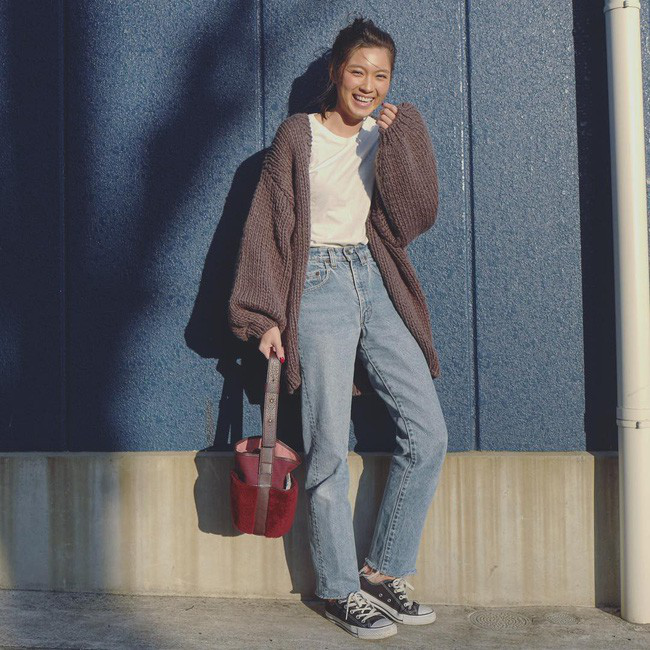 Phối áo cardigan với quần jean
