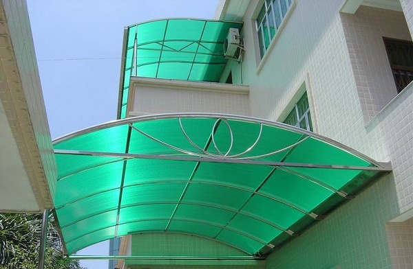 Mái che bằng tấm Polycarbonate lấy sáng