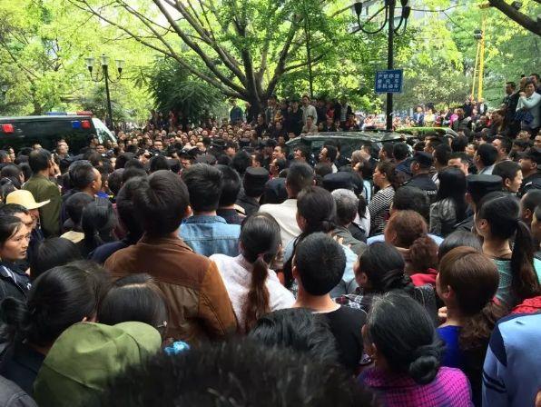 重庆死者家属讨说法遭镇压数千人围观
