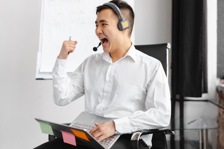 A person wearing headphones and holding a pen to the mouth

Description automatically generated with medium confidence