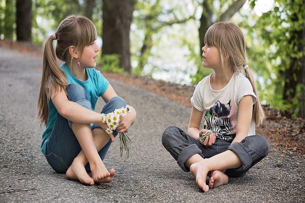 人, 屋外, 若い, 子供 が含まれている画像自動的に生成された説明